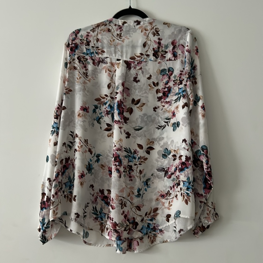 White Floral Georgette Pintuck Button Blouse Torrid 0 L 12 - Picture 10 of 10